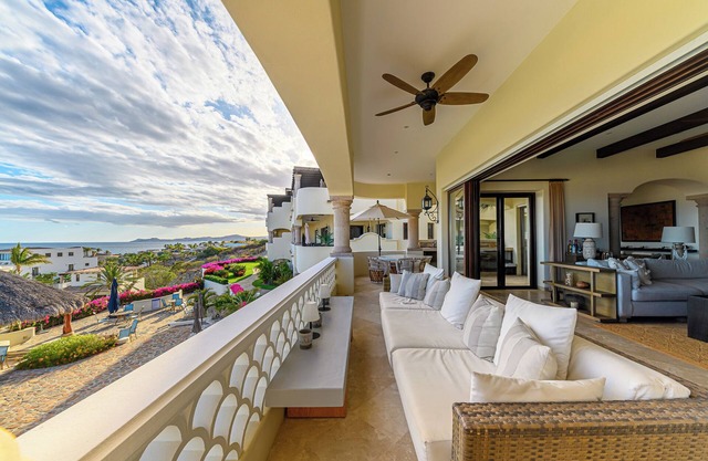 Stunning 3BD Oceanview condo with access to infinity pool and jacuzzi
