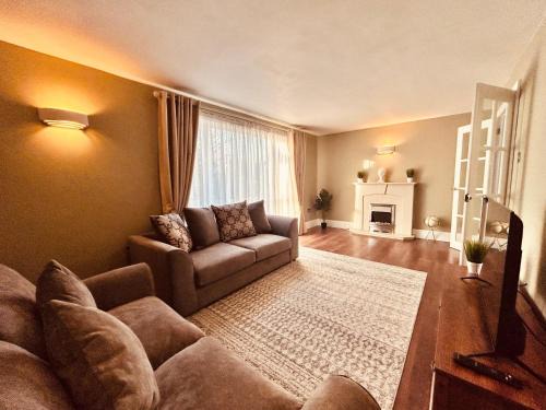 Stunning 3BR House w/Parking
