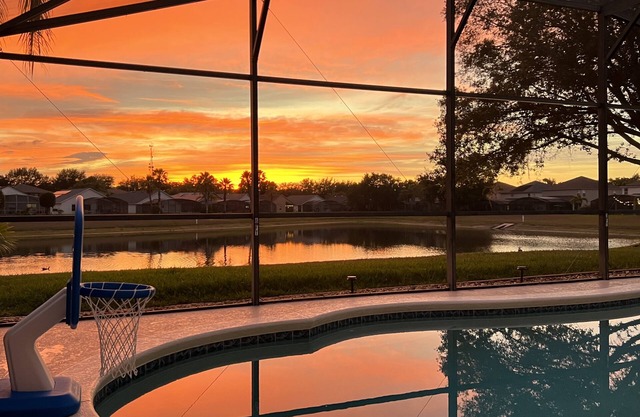Stunning 4 Bed Orlando Villa, S/W Facing Pool With Lake View Near Disney
