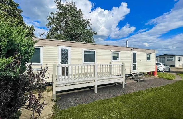 Stunning 4 berth caravan in seaside village of Scratby, Norfolk ref 19150S