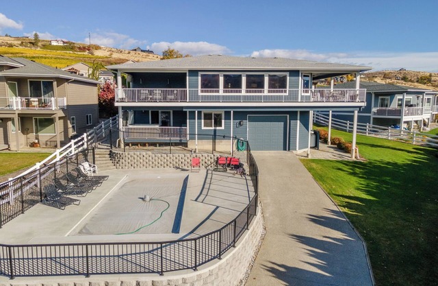 Stunning 4BR Home in Manson with Lake Views, Private Pool and Hot Tub!
