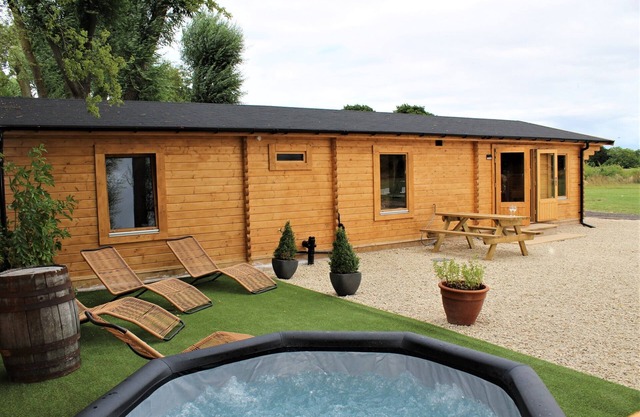 Stunning 5-Bed Cabin in Ashton Under Hill