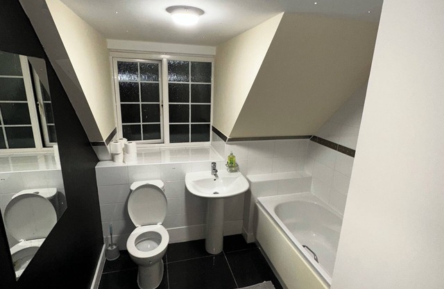Stunning 5-Bed House in Peterborough, host 15 g