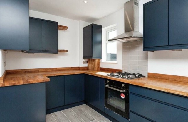Stunning 5 bed! Perfect for contractors and families. Free parking and wifi!