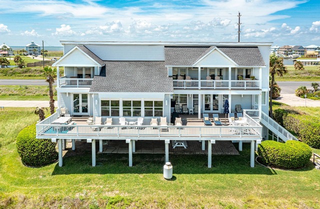 Stunning 5-Bed Retreat w/Elevator, WiFi, & Multi View Decks - Sleeps 10