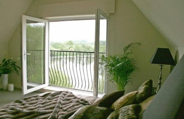 Stunning 5 Bedroom house with Beautiful Lake Viewsn