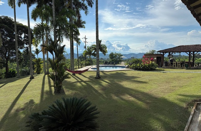 Stunning 5 BR Villa with Mountain Views & WiFi in COMBIA-Pereira, CO