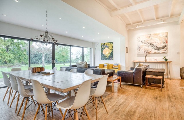 Stunning 6BD with Swimming Pool & Sauna
