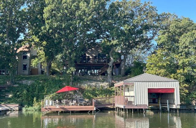 Stunning 6Bedroom Lakefront Lodge on Beautiful Lake Wabaunsee-WiFi,Blackstone,AC