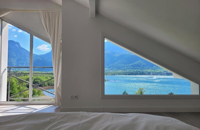 Stunning Annecy Lake & mountain views 3min walk to secluded beach and cyclepiste