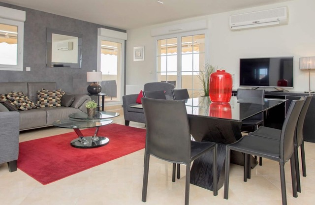 Stunning apartment, very high standard, large terrace, view of the golf