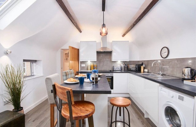Stunning Apt: Fast Wifi, Gym Access, Near Airport