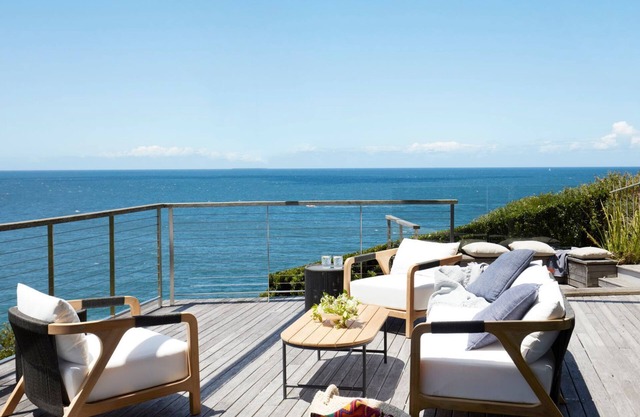 Stunning beachside Villa located 100m from iconic Whale beach, what a spectacular experience.