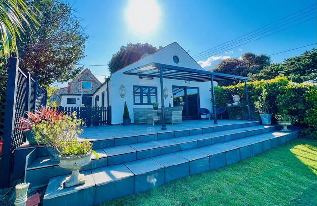 Stunning Boutique Holiday Cottage With Spectacular Sea Viewsn2-Beds/2-Bathrooms