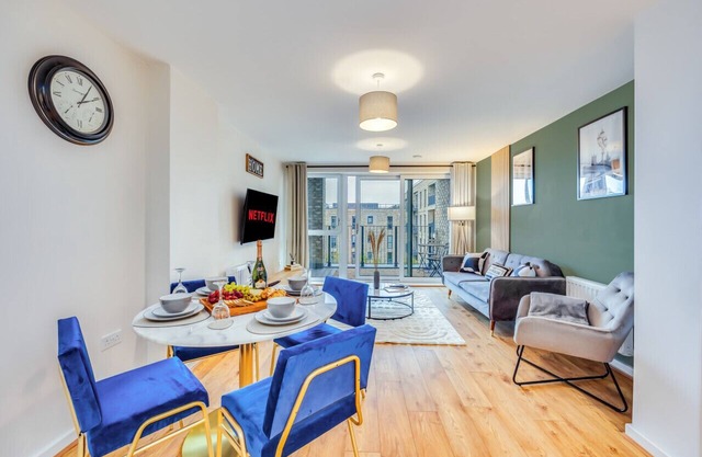 Stunning Canal Side Apartment Prime Location Balcony Free Parking Sky TV