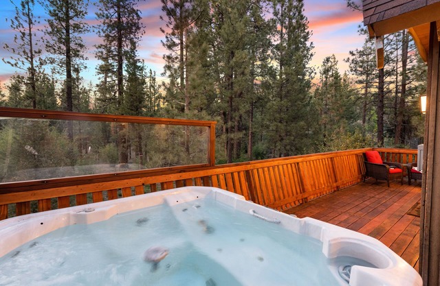 Stunning Chalet w/Central AC. Close to Lake and Village- Spa, Fireplace and BBQ