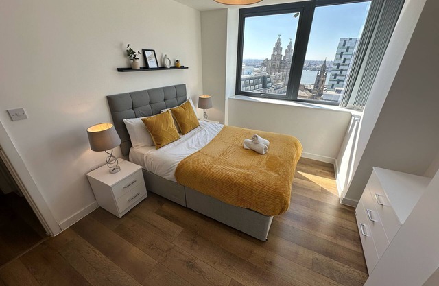Stunning City View Two Bedroom Apartment Liverpool