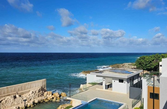 Stunning Coastal 3-bedroom villa with pool and private beach, WiFi and AC