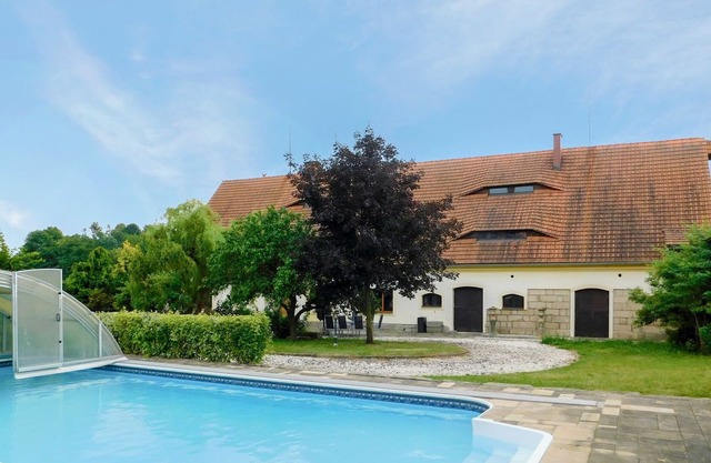 Stunning private villa for 12 people with WIFI, private pool, TV and patio