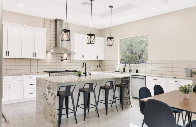 Stunning Designer Home, 4BR/4BA w/Mountain Views and Near Downtown