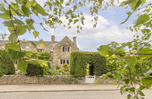 Stunning dog friendly holiday cottage - Yew Tree Cottage, Lower Swell
