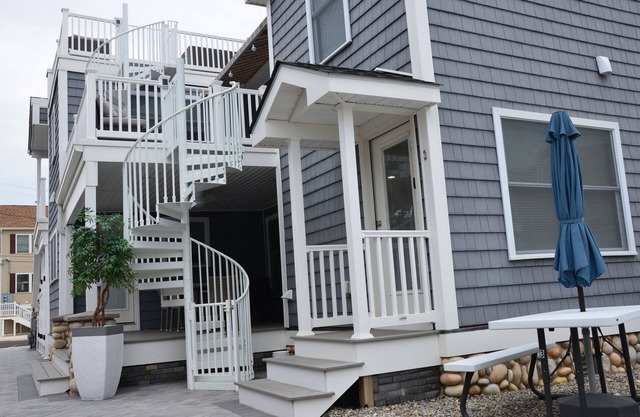 STUNNING DUPLEX- Ocean Views - Roof Top Deck!