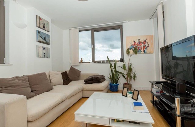 Stunning East London 2 Bed Apartment With Views