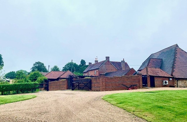 Stunning Estate sleeps 22 private parking & garden