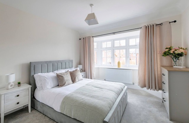 Stunning Four Bed Home | Free Parking and Wi-Fi