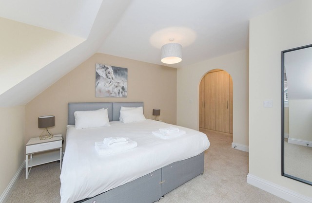 Stunning Garden House with Free WIFI and Parking