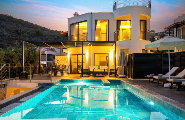 Stunning holiday villa with a private swimming pool up to 8