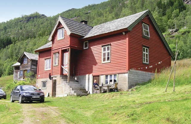 Stunning home in Evanger with kitchen
