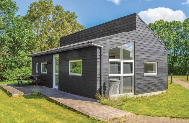 Stunning home in Spjald with WiFi