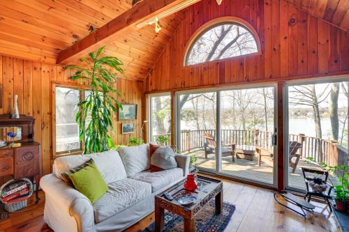 Stunning Lake and Mtn Views Cozy Catskills Cabin!