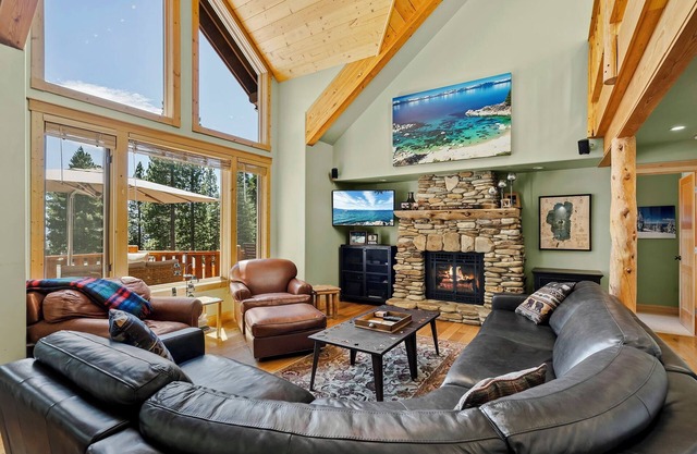 Stunning Lake Tahoe Views, Private Hot Tub, Game Room, and Halfway Between Northstar & Palisades!