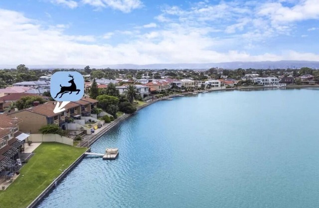 Stunning Lake View Townhouse-Dream Staycation