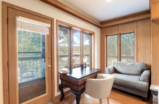 Stunning Lake Views, Pools, Wildlife, Pet-Friendly