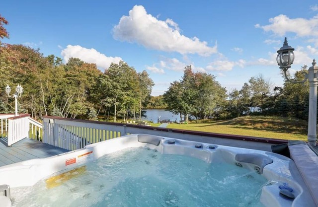 Stunning Lakefront, 1 King, 3 Queens, 3 Double Beds