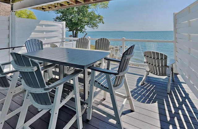 Stunning Lakefront Condo - 4 BR, 2 BA, Kitchen, Waterfront Deck -10 ppl -C113