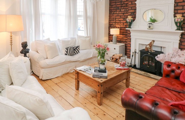 STUNNING LARGE VICTORIAN TOWNHOUSE, pet friendly in Cardiff