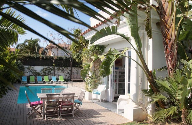 Stunning luxury villa with saline pool, 1 minute walk to beach ,family friendly