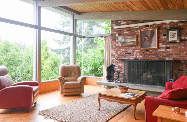 Stunning Mid-Century Modern 1.1 miles to Hayward Field! Radiant Floor Heat!