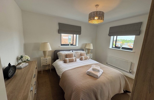 Stunning Modern 2-bedroom apartment in Uxbridge with Lift & parking. Fast Wi-Fi