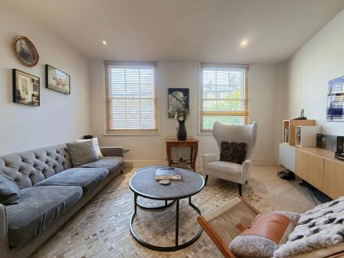Stunning Modern 2-Floor House with 3 Ensuite Rooms