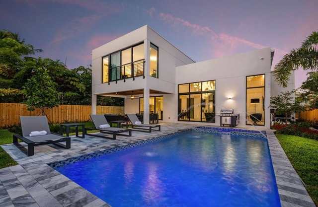 Stunning Modern Luxury in Fort Lauderdale w Heated Pool & Spa, Minutes to Beach