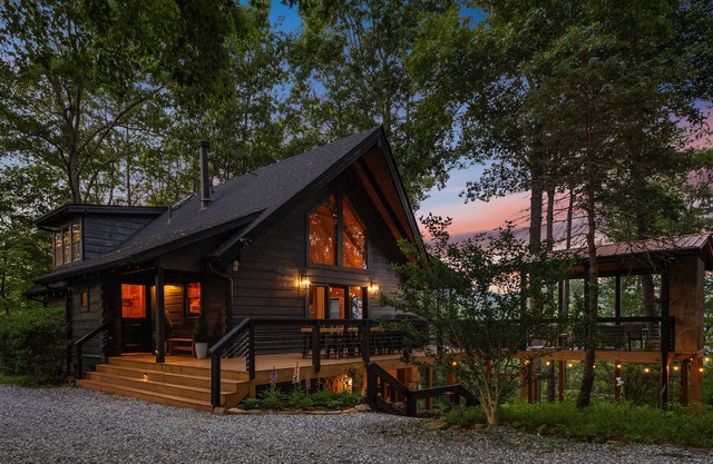 Stunning Mountain View Paradise Cabin! HOT TUB, Master Suite, 5 Miles to town.