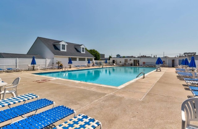 Stunning New 4 Bedroom 3800 Sqft Bayside Steps from Beach!