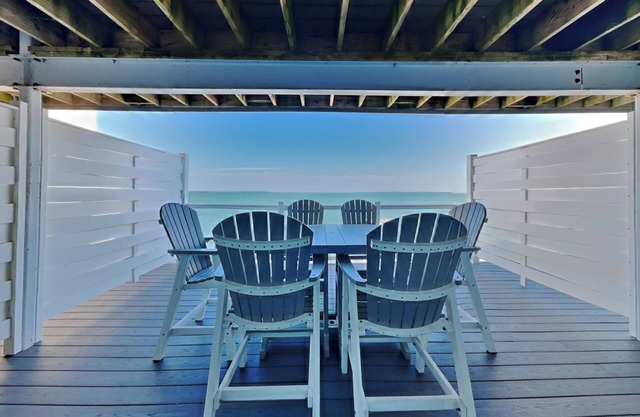 Stunning New Lakefront Condo with 4 BR & 3 BA - Waterfront - 12 max - CON 107