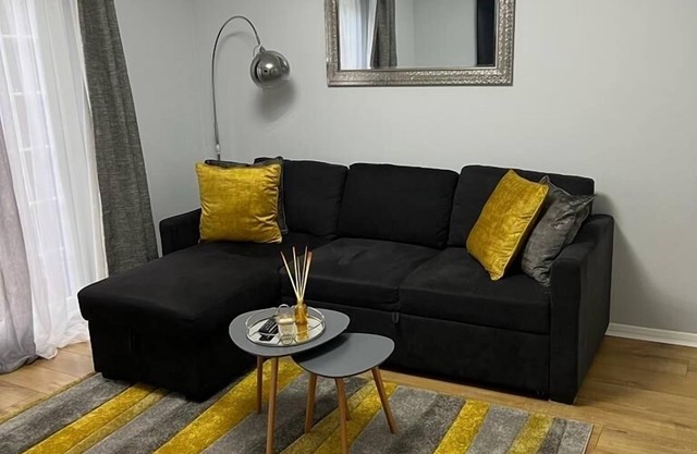 Stunning Newly Decorated Flat with Own Entrance and Garden