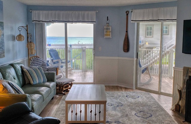 Stunning Ocean Front Condo (Two King Beds) with Cottage Charm